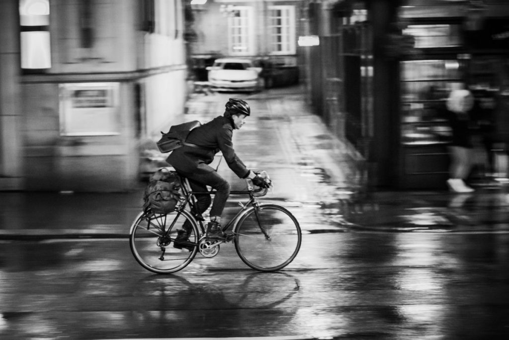 fietser in de regen